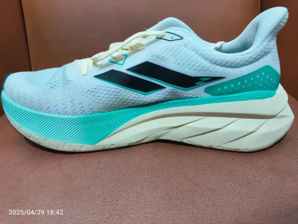 Mills enerstrike zenith sepatu lari jogging marathon running