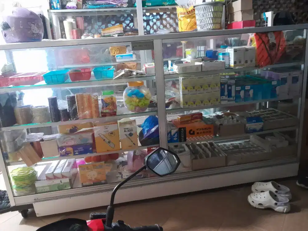 ETALASE SECOND SEDANG (HARGA BISA NEGO)