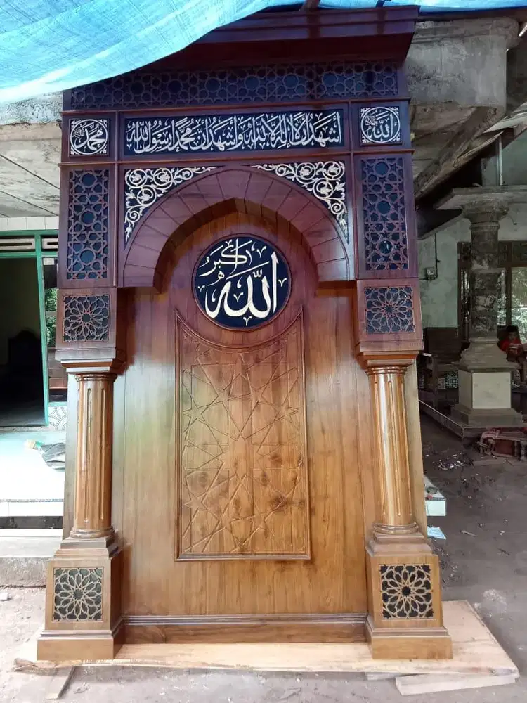 Mihrob masjid mihrob ukir ornamen kaligrafi bahan material kayu jati