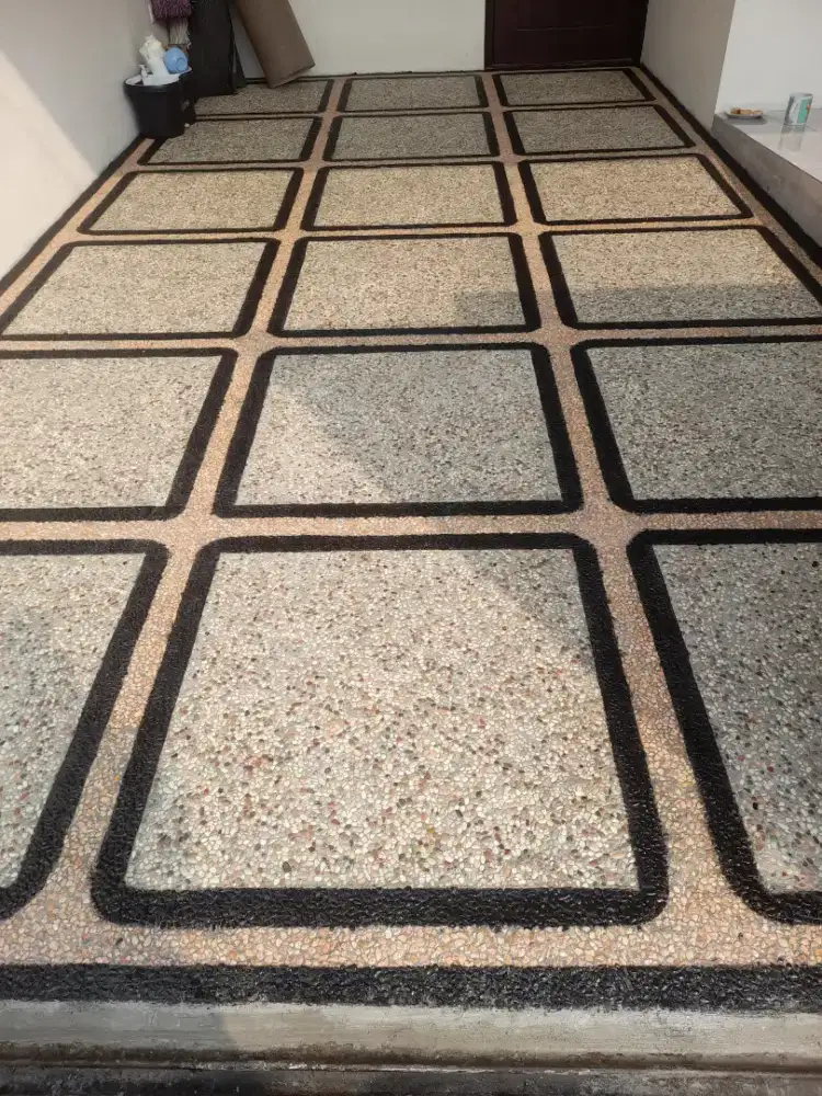 Jasa pemasangan lantai batu koral sikat