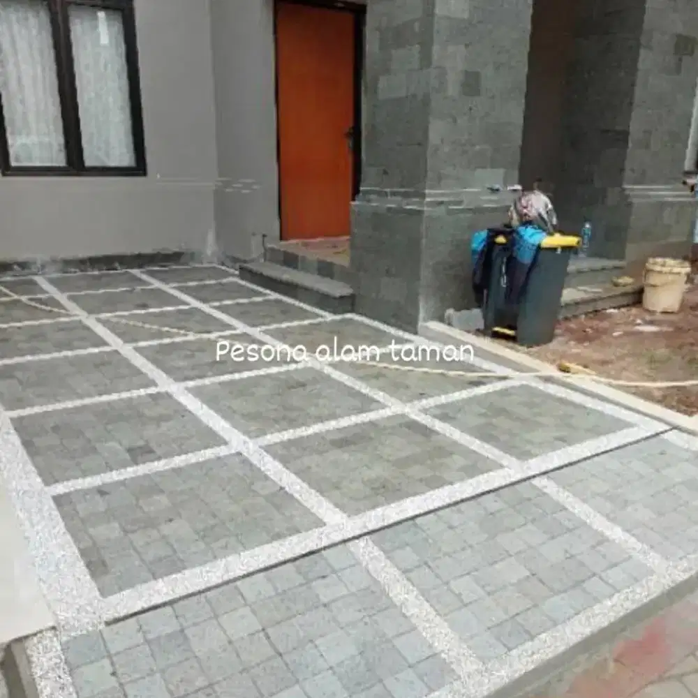 Lantai carport batu alam andesit kombinasi koral sikat