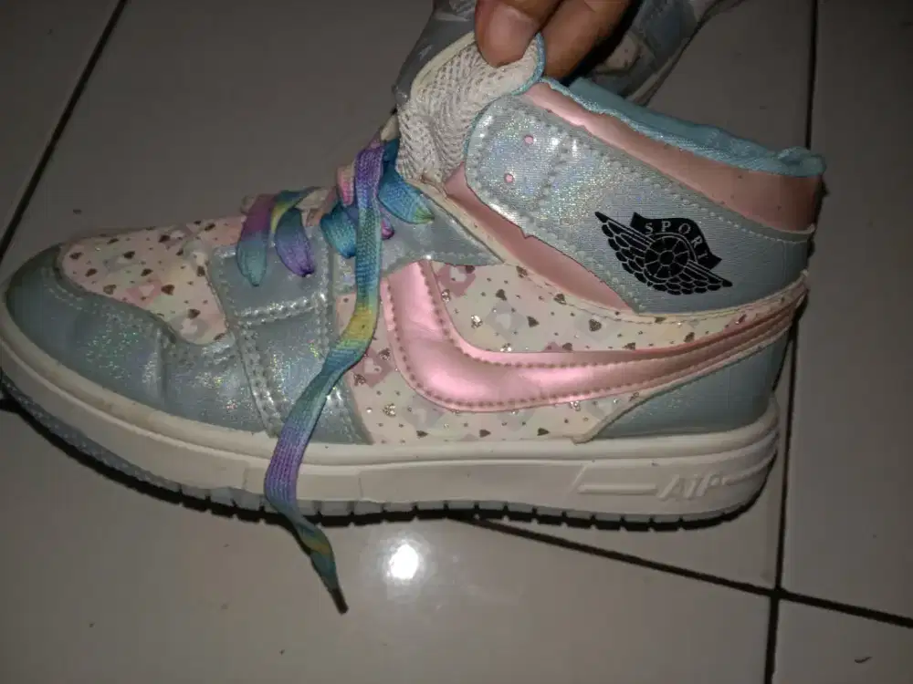 Sepatu sneakers import anak