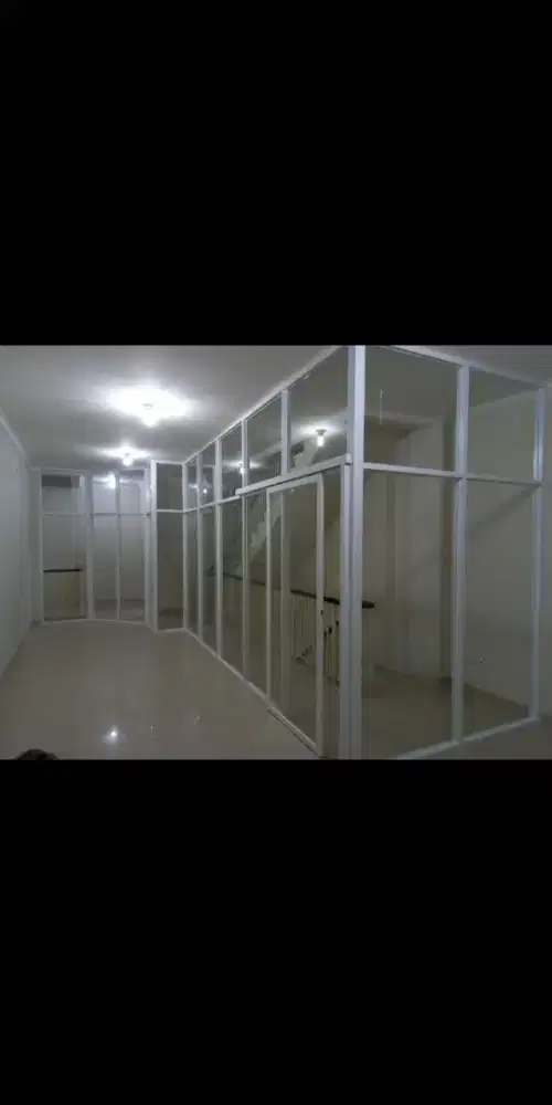 Sekat partisi aluminium atau depan ruko
