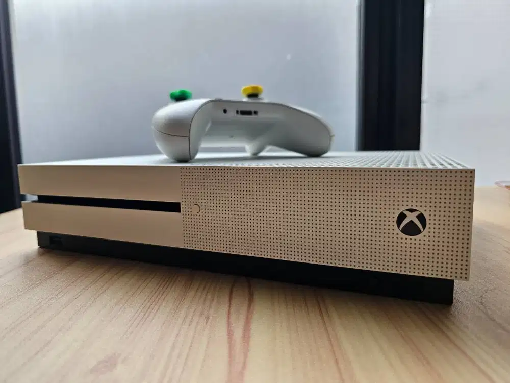 Xbox One S 500GB Super Istimewa Like New [SURABAYA]