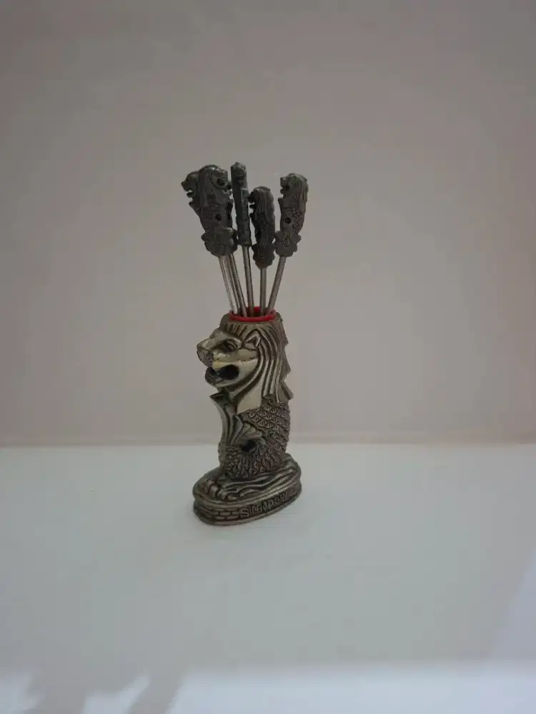 Souvenir Garpu Buah Merlion Singapore/ Petronas Twin Towers Malaysia