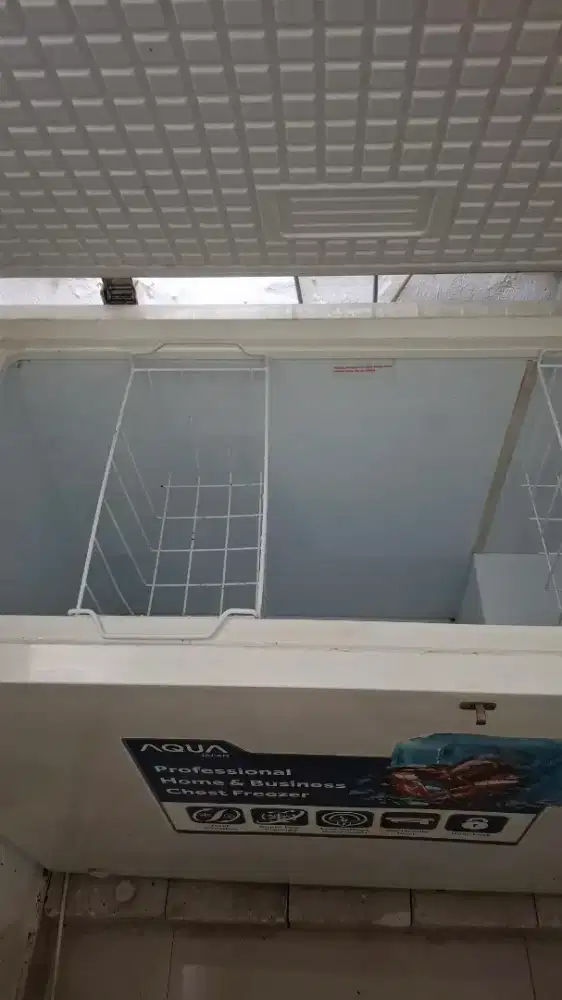 chest freezer. merk Aqua. 202 liter. fungsi normal. type AQF 200.