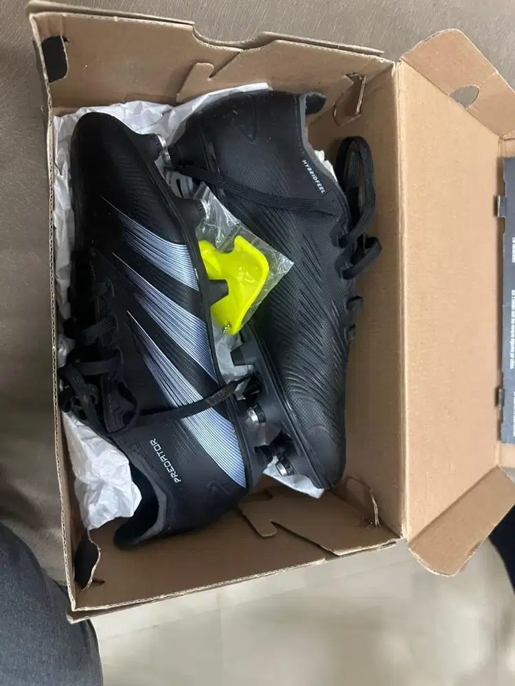 Sepatu Bola Adidas Predator League