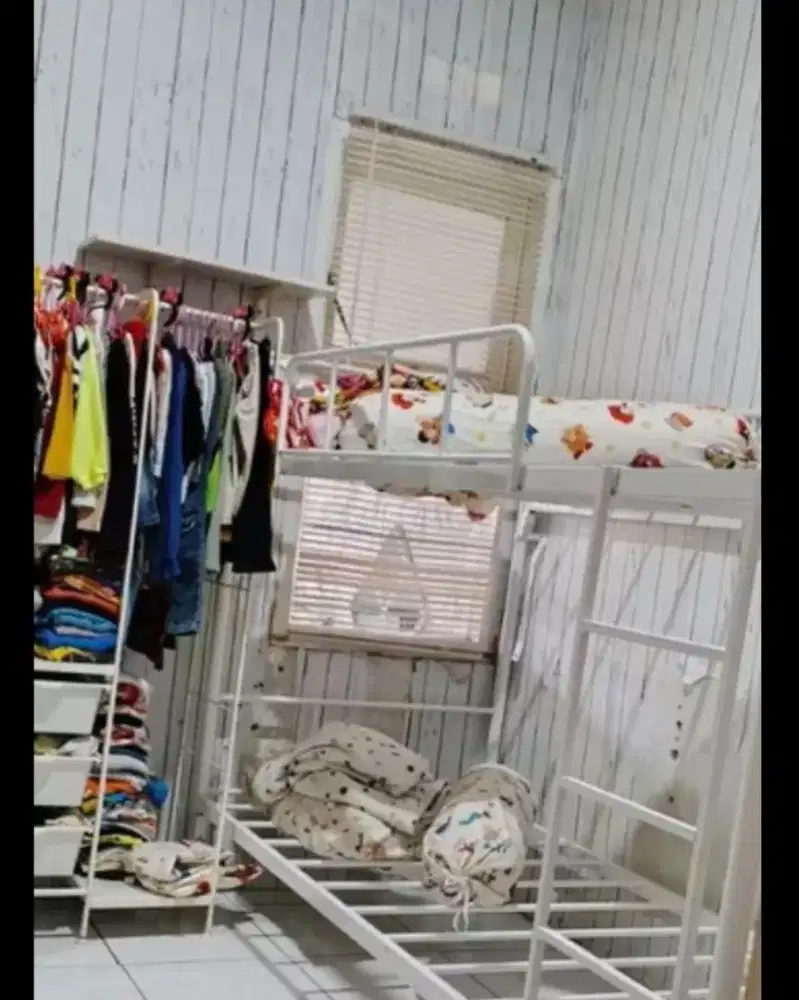 TEMPAT TIDUR TINGKAT BESI PUTIH DAN 1 KASUR