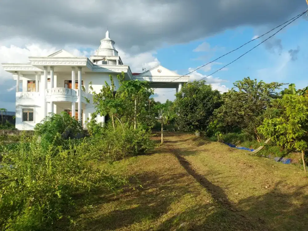 Rumah 2 lantai dengan luas tanah lebih kurang 1,3 hektar