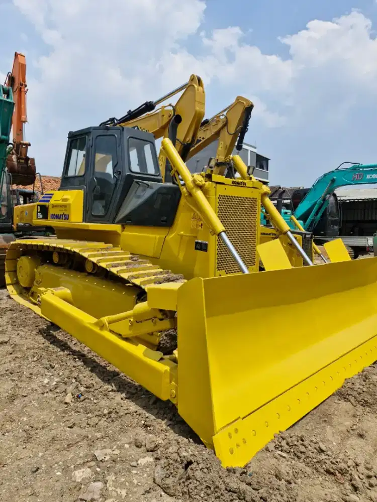 Buldozer Komatsu D 65 .2012