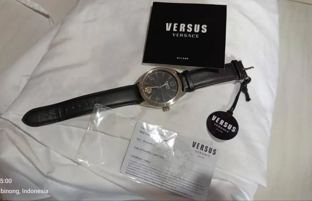 Jam Versus Versace dan Tommy Hilfiger