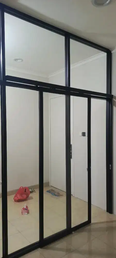 Partisi kaca rangka aluminium