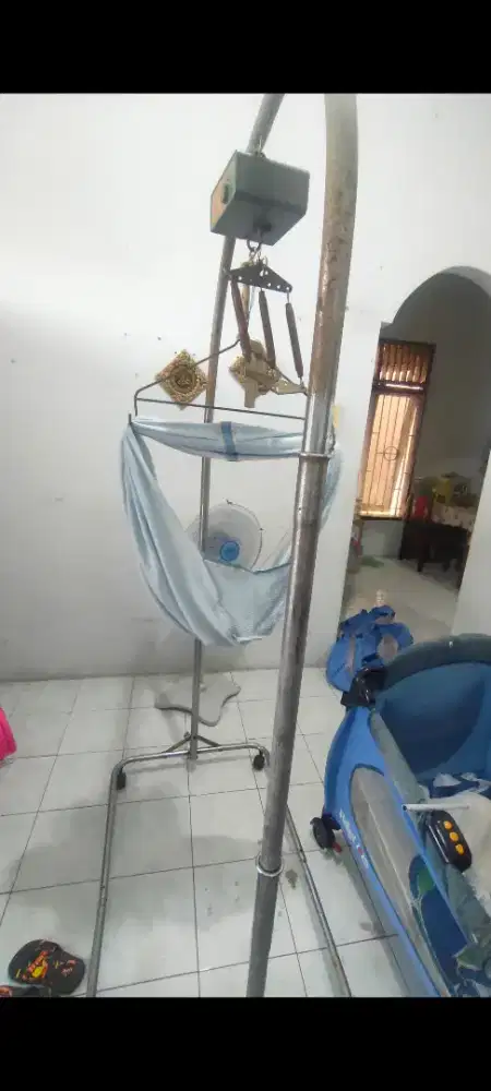 Ayunan bayi minus colokan listrik