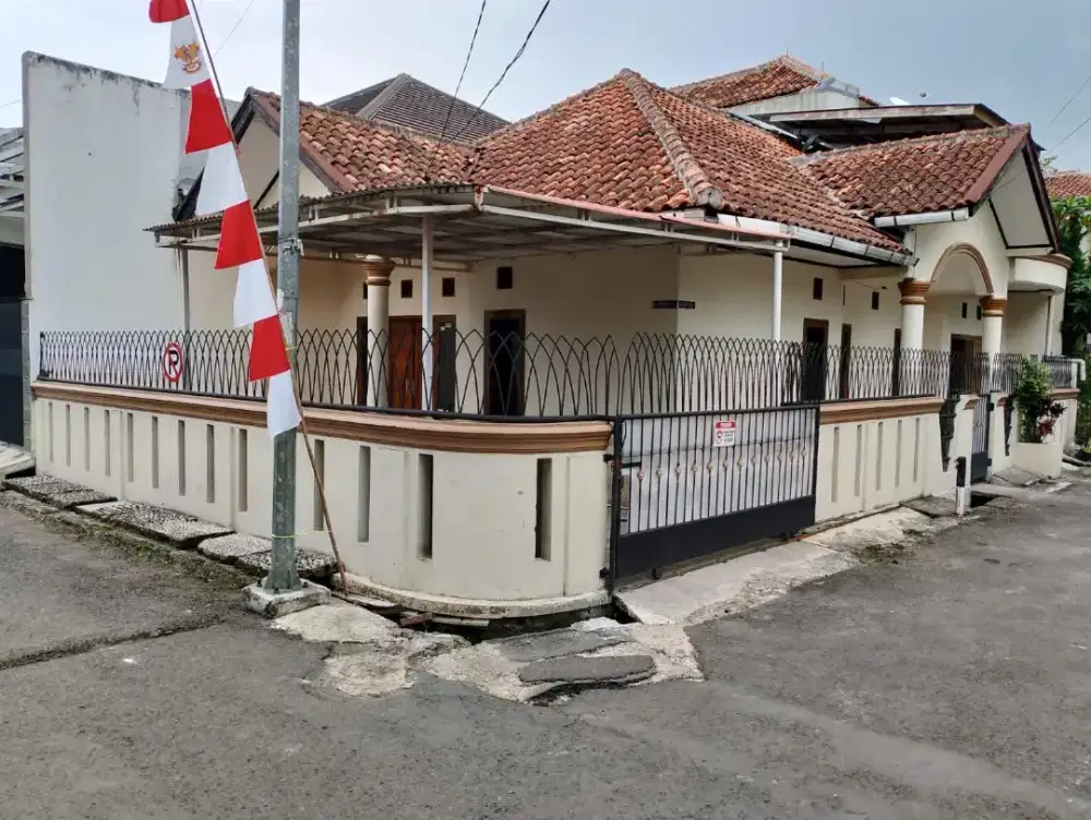 Rumah Siap Huni Strategis Akses Jalan Dua Mobil di Antapani