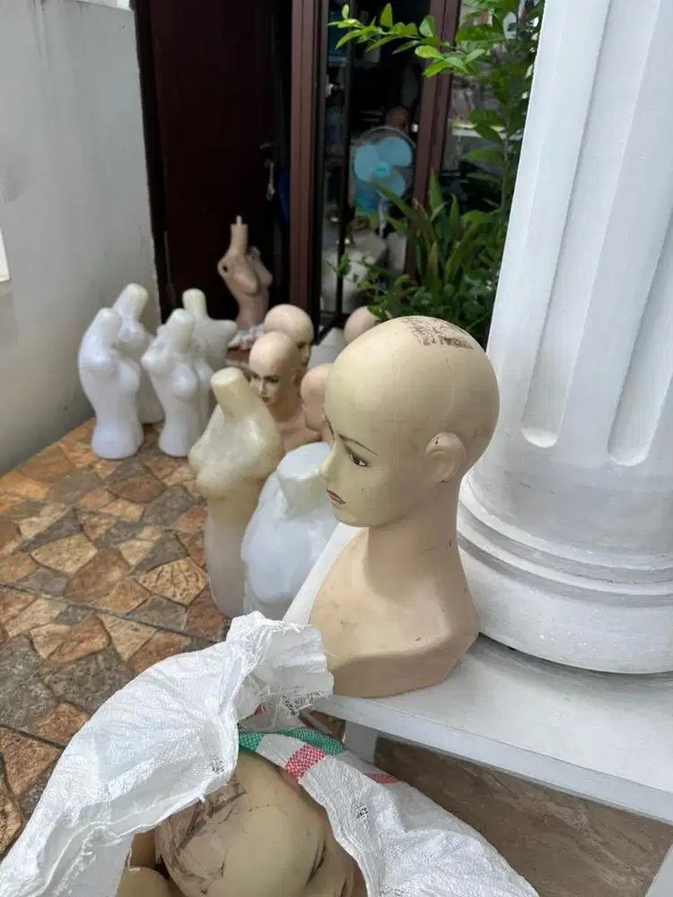 Patung manekin kepala dan badan