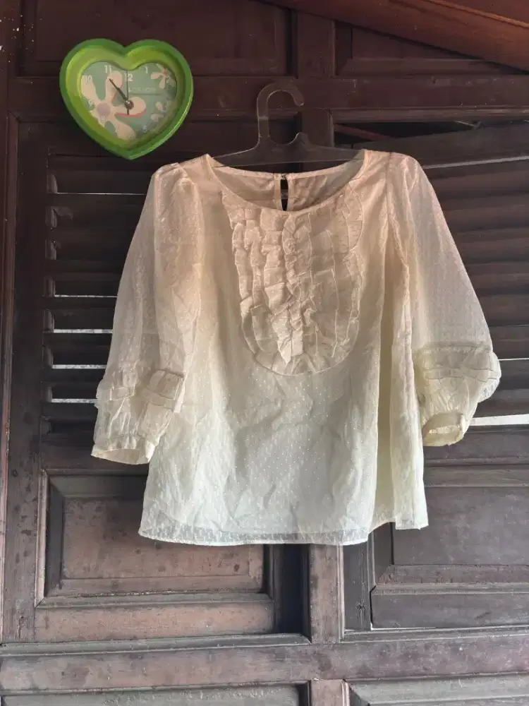 Blouse Putih Cantik