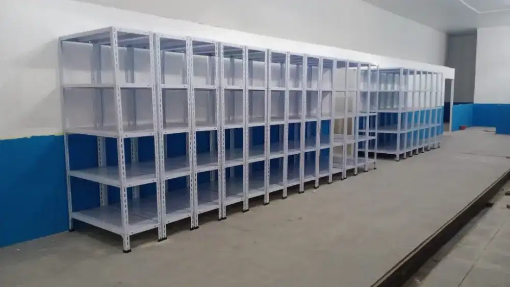 Rak gudang. Rak besi serbaguna