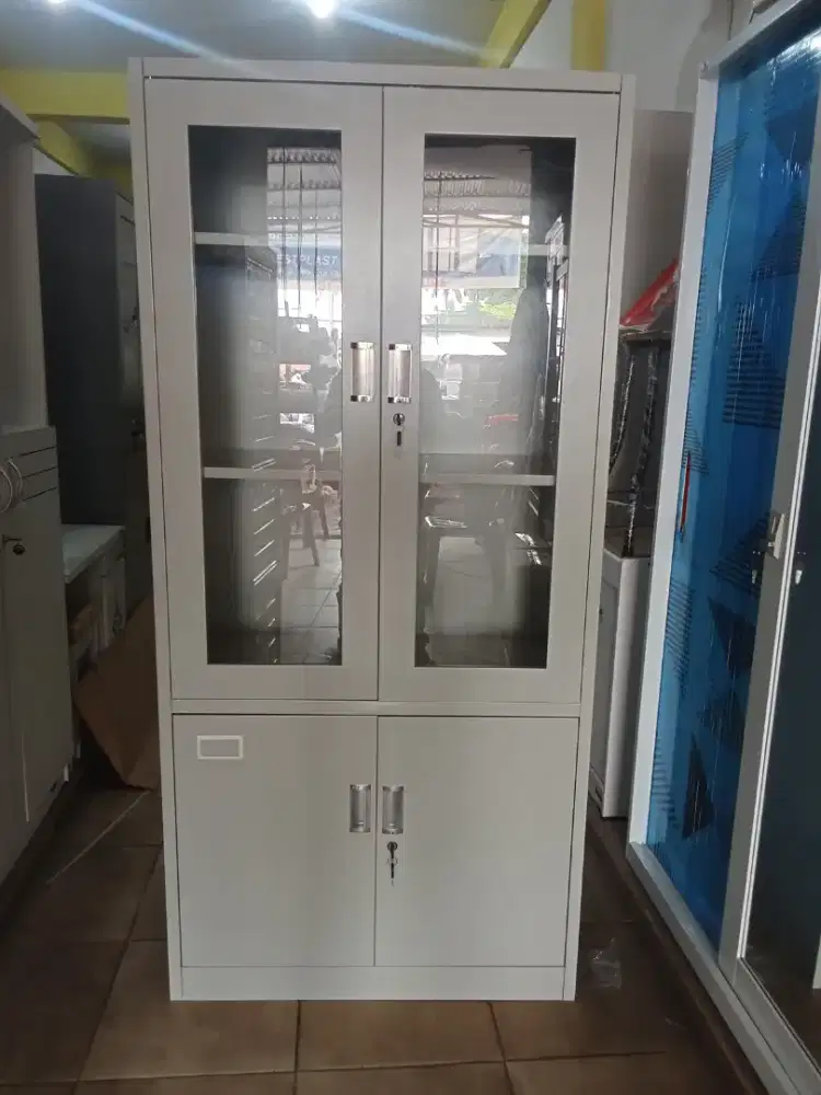 Lemari Arsip Pintu Setengah Kaca