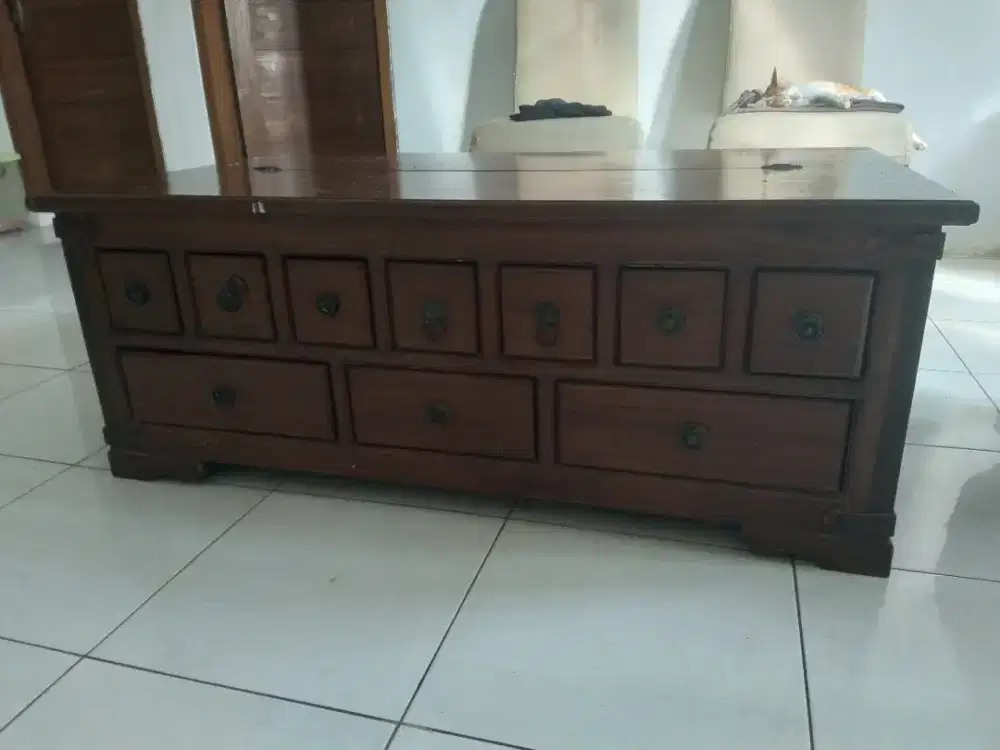 Meja atau peti antik