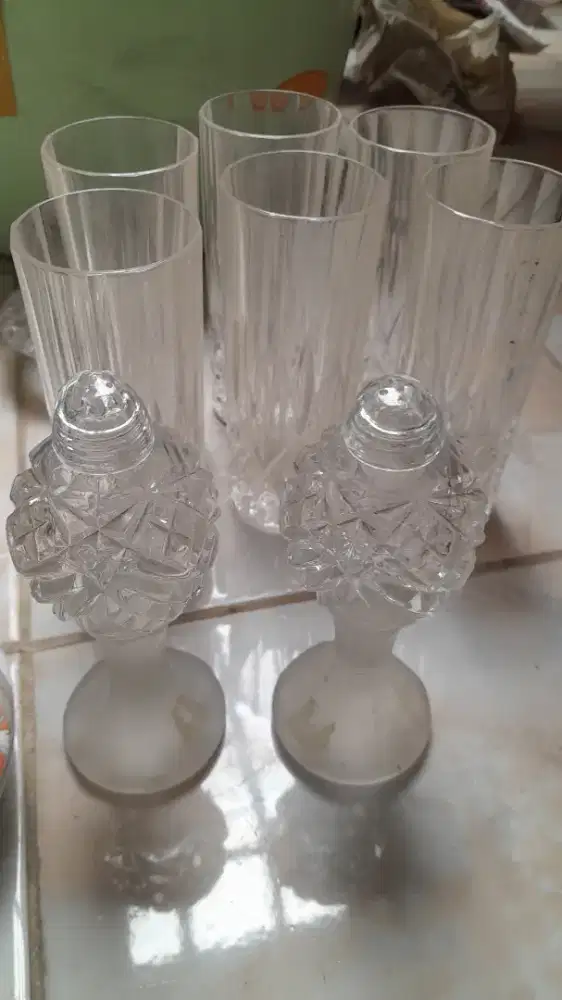 Kristal gelas dan piring kecil