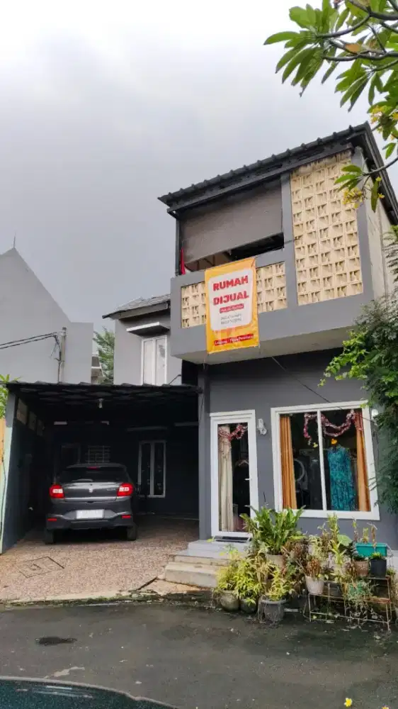 Rumah dua tingkat sebelah kolam renang