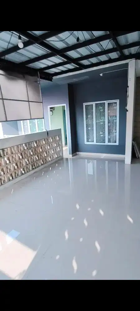 Rumah dua tingkat sebelah kolam renang