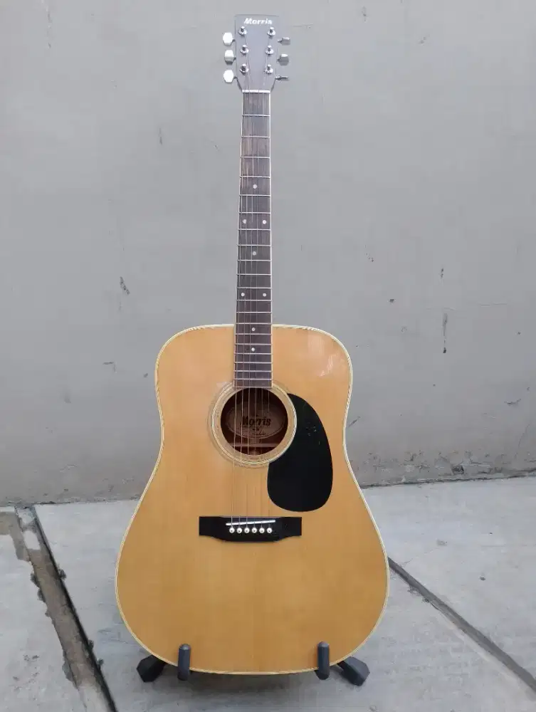 Dijual Gitar Akustik Morris Made in Japan.