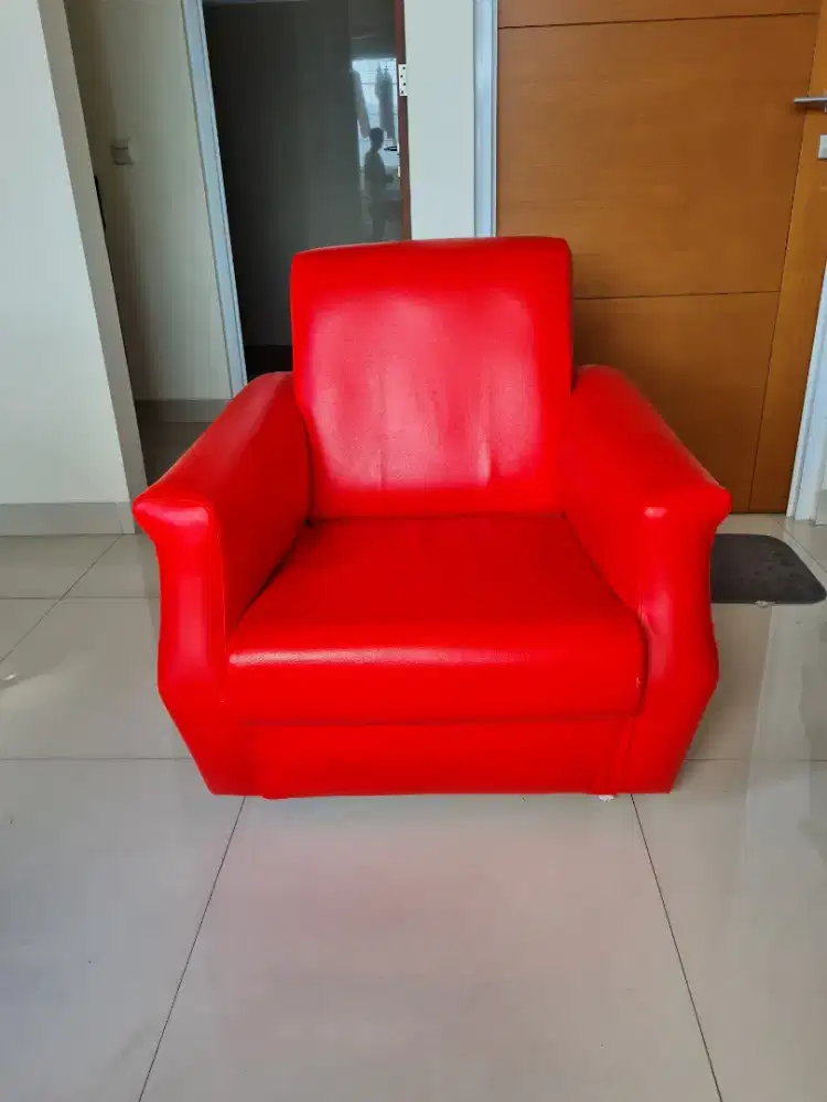 Kursi sofa merah