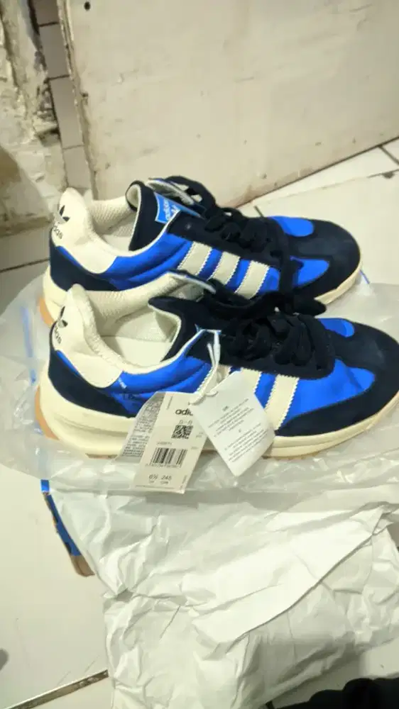 Sepatu Adidas blue UK 40