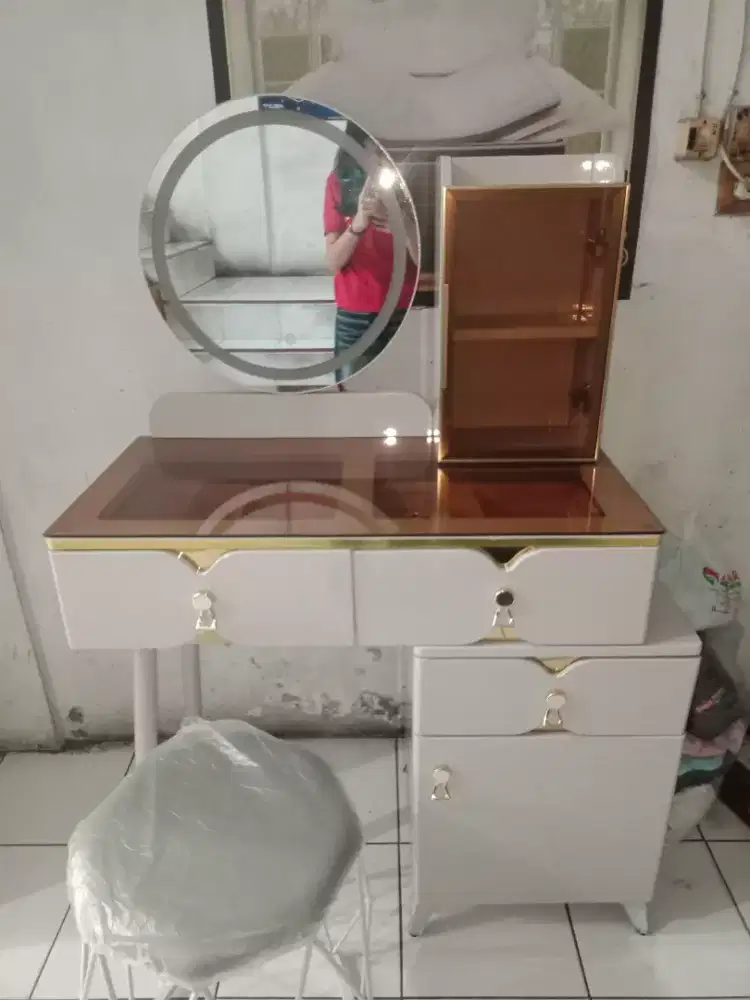 Meja Rias Estetik Minimalis