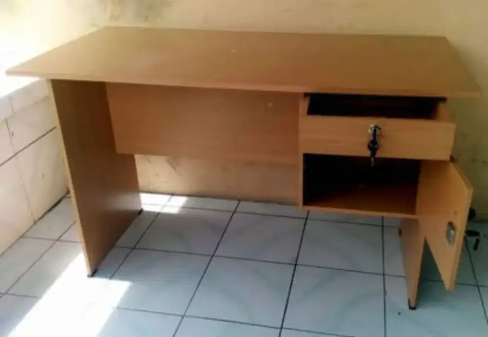 Meja Tulis Kantor 1/2 Biro VIP MT-78