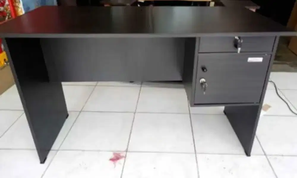 Meja Tulis Kantor 1/2 Biro Panel MTS-102 Walnut