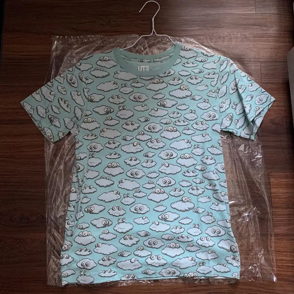 Kaos Uniqlo x KAWS All Over Clouds Original - Rare Item!
