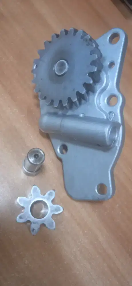 Pompa oli Komatsu PC 75 engine 4D95