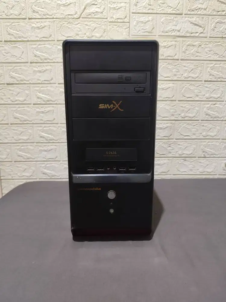 Komputer PC Desktop dan Monitor