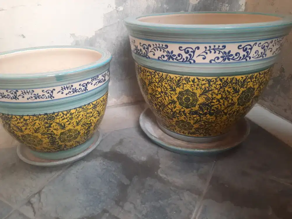 Pot keramik utk bunga yg besar dan yg sedang..