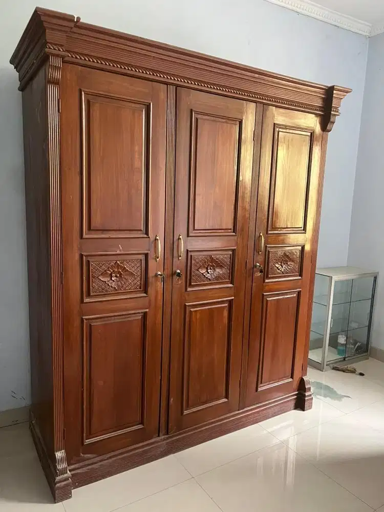 Lemari bekas Jati Tua T:2m3cm P:1m 65cm L60cm