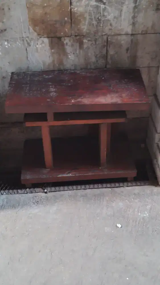 Jual Cepat! Meja Kayu Minimalis Solid. Kondisi Mulus, Harga Pas!