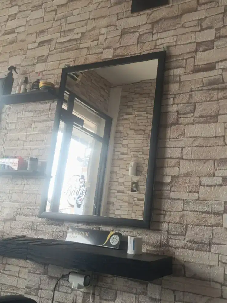 meja , kaca pangkas rambut