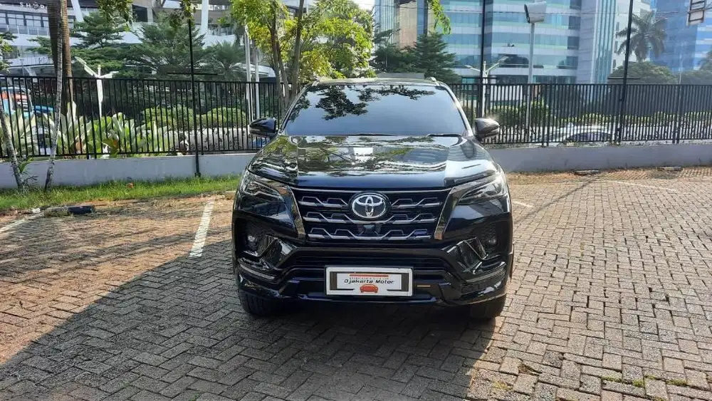LOW KM! DIJUAL TOYOTA FORTUNER 2.8 VRZ 4X2 SOLAR AT TAHUN 2022