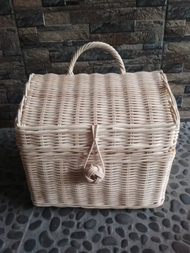 Keranjang rotan model harta karun