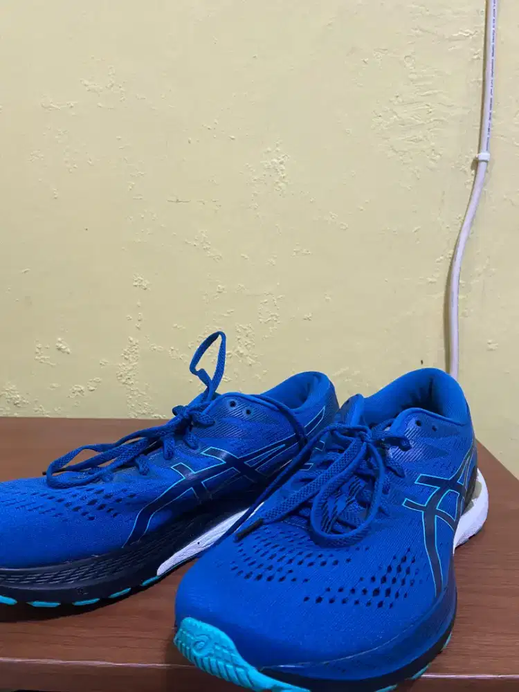 Sepatu running asics