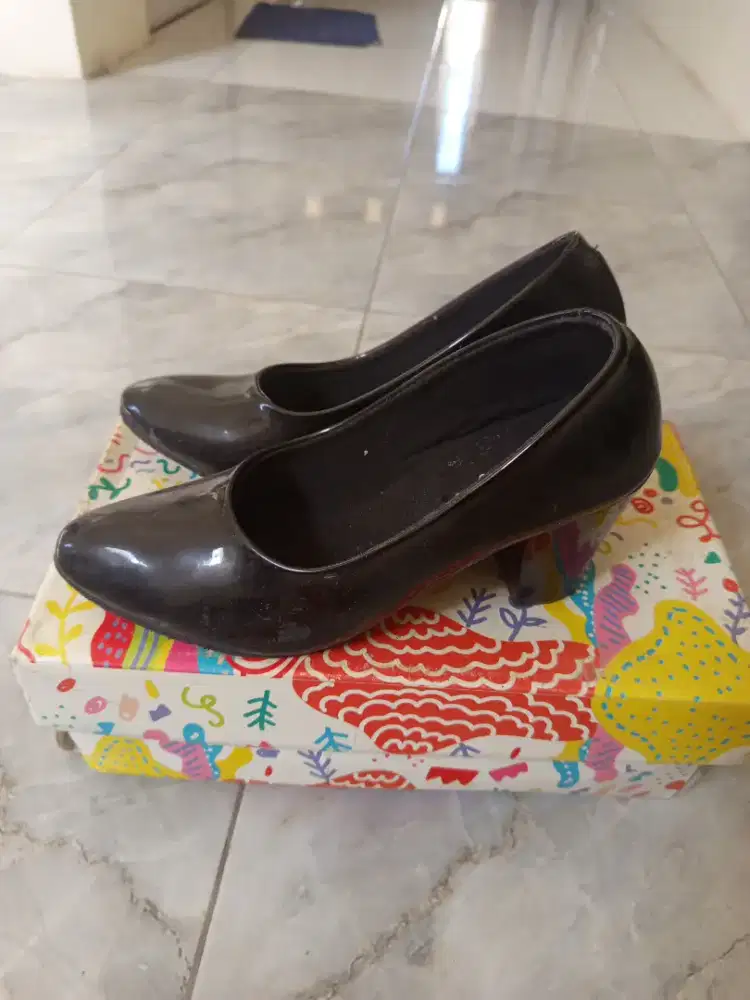 Sepatu untuk kerja kantoran