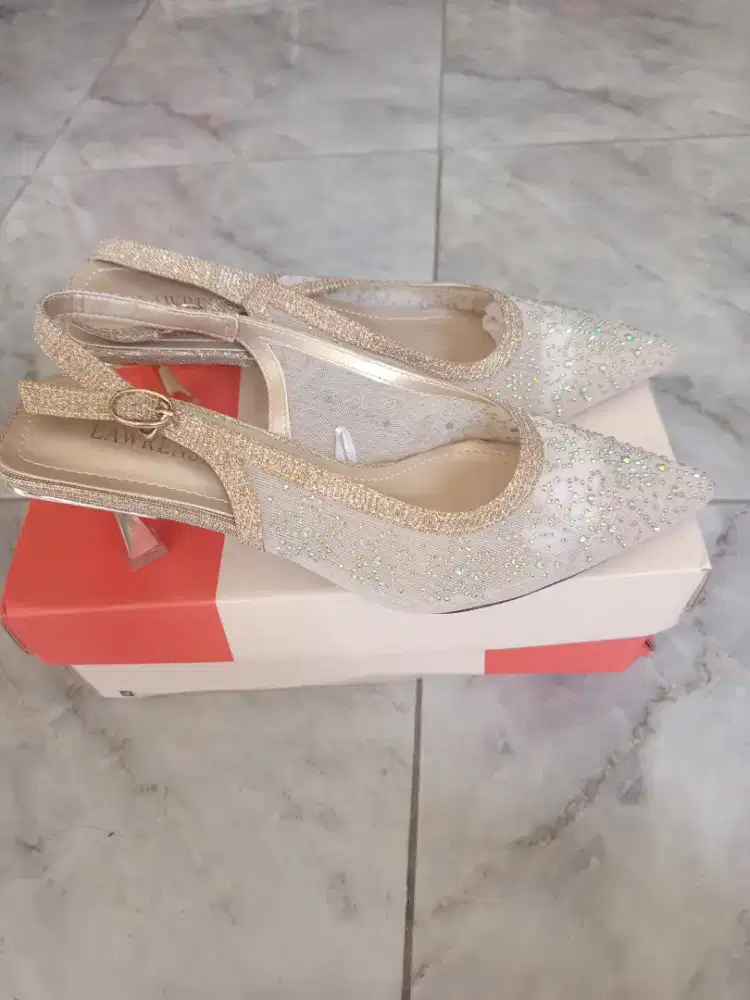 Sepatu pesta yang indah