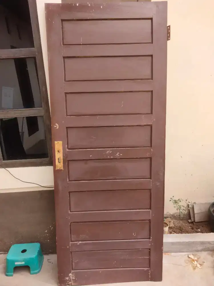 Pintu rumah bekas