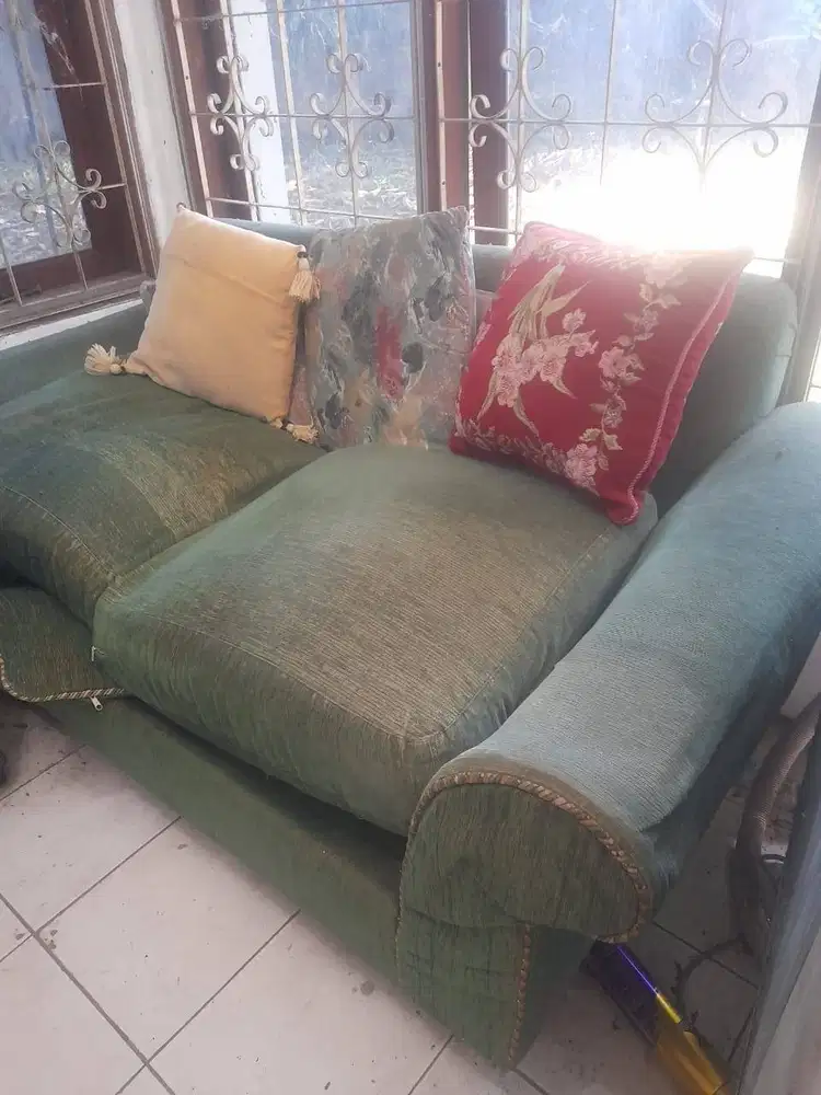 DIJUAL - Preloved Sofa warna hijau. Dijual as-is / se-adanya.