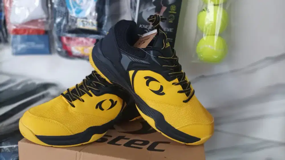 Di jual sepatu badminton original  ASTEC baru ga ada minus