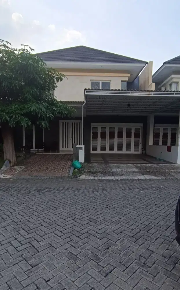 Dijual rumah desain minimalis, cluster favorit di Royal Residence