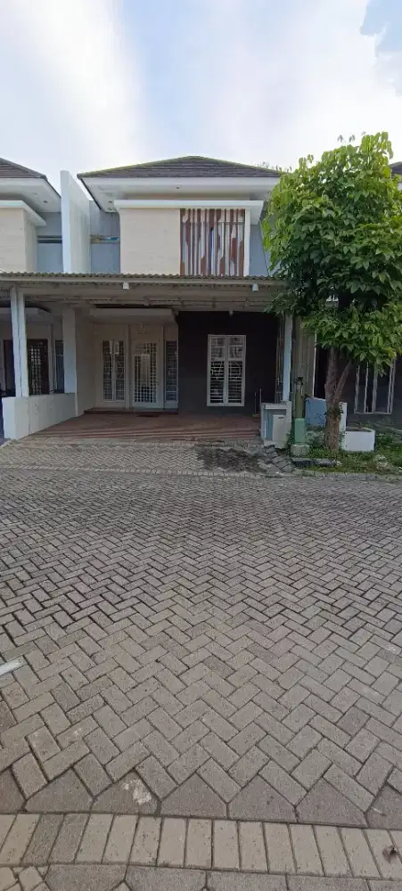 Dijual rumah 2 lantai desain minimalis di Royal Residence