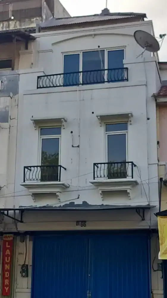 Disewakan ruko 3.5 lt, depan  parkir luas Permata Taman Palem